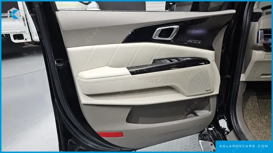 KIA CARNIVAL GASOLINE 7-SEATER HI-LIMOUSINE