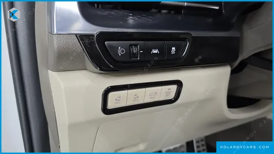 KIA CARNIVAL GASOLINE 7-SEATER HI-LIMOUSINE