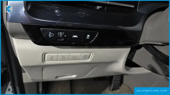KIA CARNIVAL GASOLINE 7-SEATER HI-LIMOUSINE