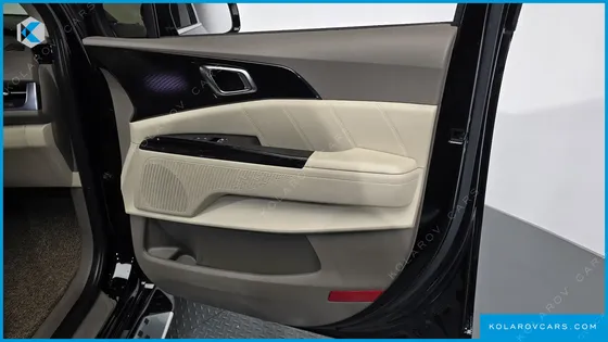 KIA CARNIVAL GASOLINE 7-SEATER HI-LIMOUSINE