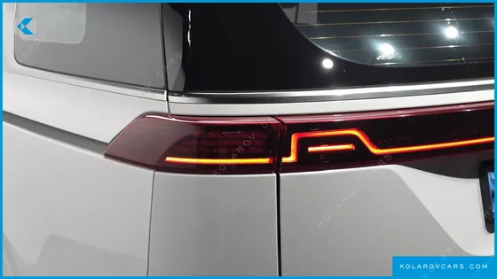 KIA CARNIVAL GASOLINE 9-SEATER SIGNATURE