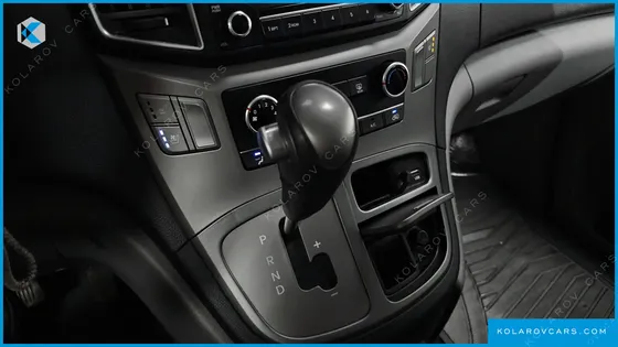 HYUNDAI STAREX VAN 5-SEATER