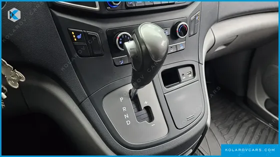 HYUNDAI STAREX VAN 5-SEATER