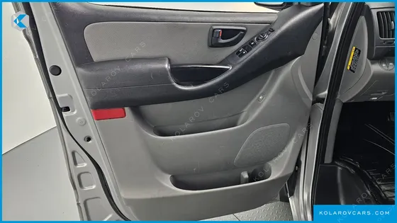 HYUNDAI STAREX VAN 5-SEATER