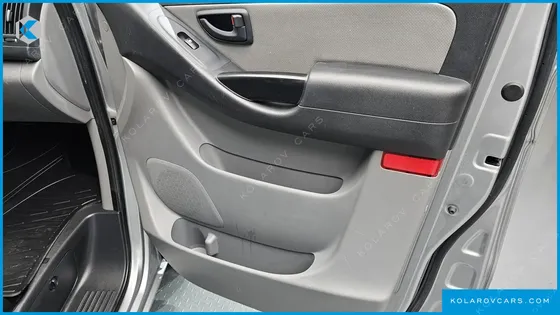 HYUNDAI STAREX VAN 5-SEATER