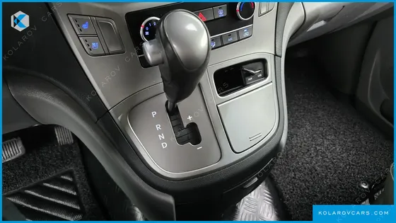 HYUNDAI STAREX VAN 5-SEATER