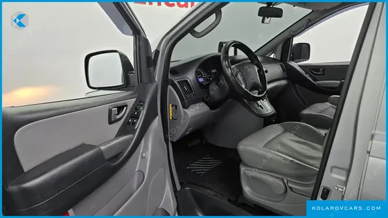 HYUNDAI STAREX VAN 5-SEATER
