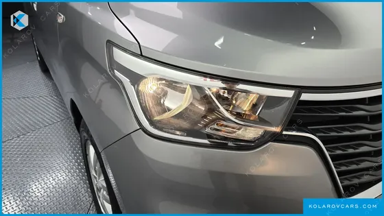 HYUNDAI STAREX VAN 5-SEATER