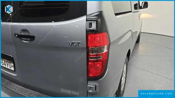 HYUNDAI STAREX VAN 5-SEATER