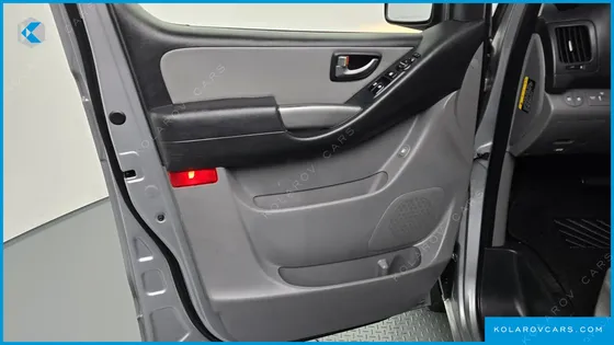 HYUNDAI STAREX VAN 5-SEATER