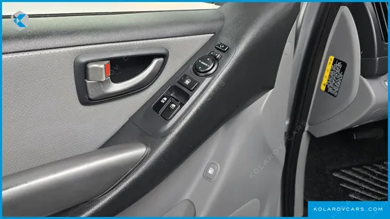 HYUNDAI STAREX VAN 5-SEATER