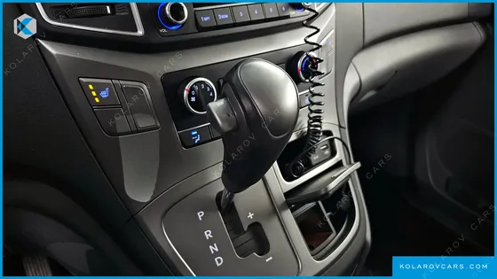 HYUNDAI STAREX VAN 3-SEATER