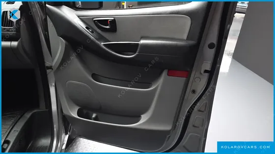 HYUNDAI STAREX VAN 5-SEATER