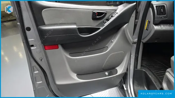 HYUNDAI STAREX VAN 5-SEATER