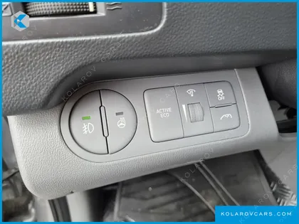 HYUNDAI STAREX VAN 5-SEATER