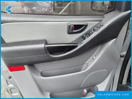 HYUNDAI STAREX VAN 5-SEATER