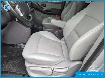 HYUNDAI STAREX VAN 5-SEATER