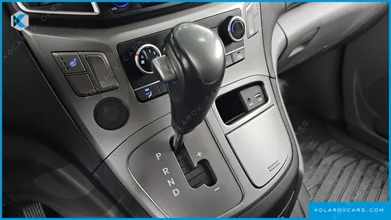 HYUNDAI STAREX VAN 3-SEATER