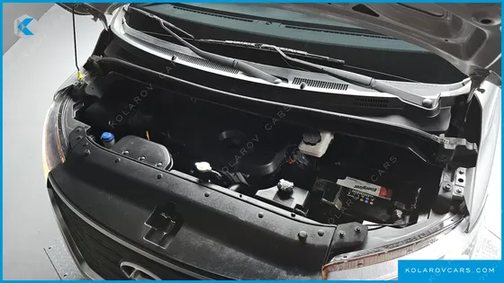 HYUNDAI STAREX VAN 5-SEATER