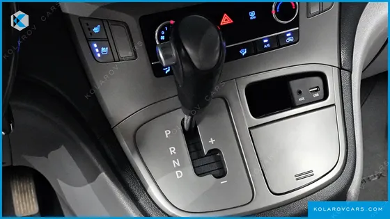 HYUNDAI STAREX VAN 5-SEATER