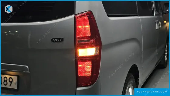 HYUNDAI STAREX VAN 5-SEATER