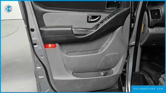 HYUNDAI STAREX VAN 5-SEATER