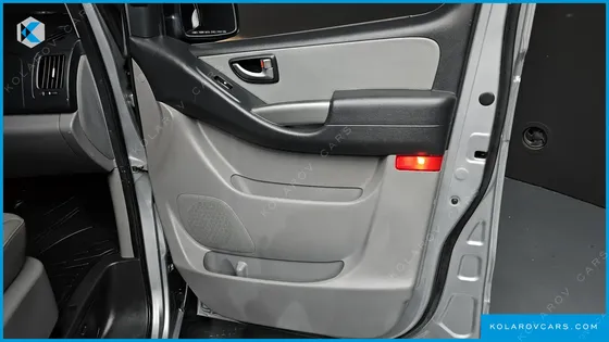 HYUNDAI STAREX VAN 5-SEATER