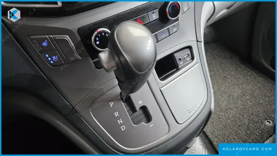 HYUNDAI STAREX VAN 5-SEATER