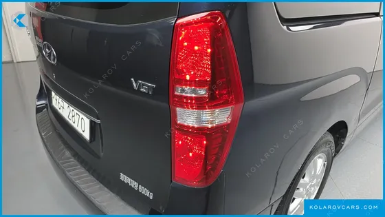 HYUNDAI STAREX VAN 5-SEATER