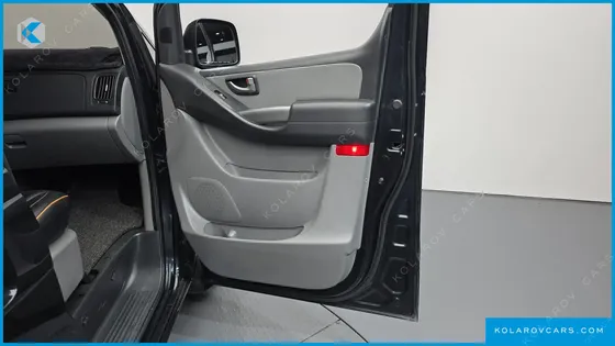 HYUNDAI STAREX VAN 5-SEATER