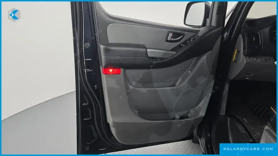 HYUNDAI STAREX VAN 5-SEATER
