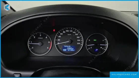 HYUNDAI STAREX VAN 5-SEATER