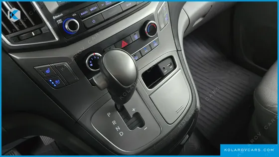 HYUNDAI STAREX VAN 5-SEATER
