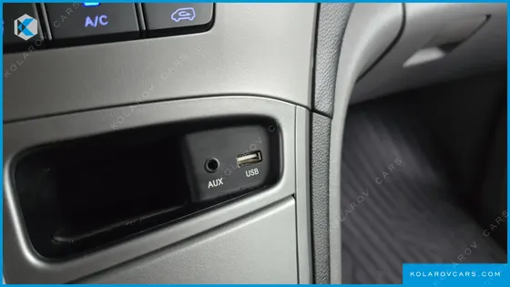HYUNDAI STAREX VAN 5-SEATER