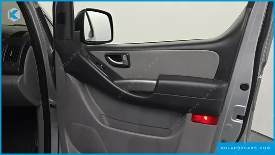 HYUNDAI STAREX VAN 5-SEATER