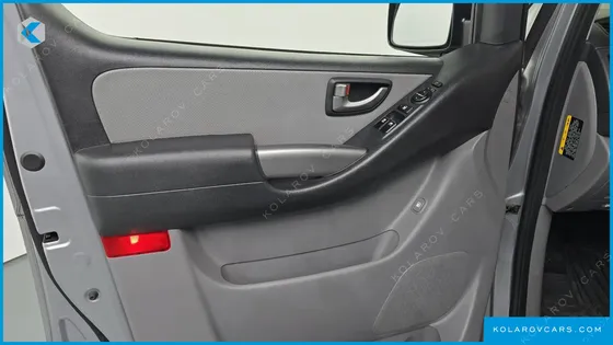 HYUNDAI STAREX VAN 5-SEATER