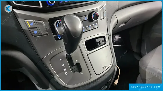 HYUNDAI STAREX VAN 5-SEATER