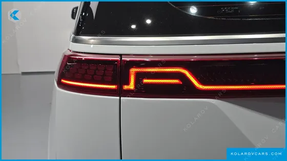 KIA CARNIVAL GASOLINE 9-SEATER SIGNATURE