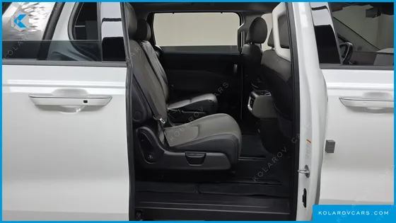 KIA CARNIVAL DIESEL 7-SEATER OUTDOOR