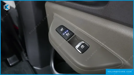 KIA CARNIVAL DIESEL 7-SEATER OUTDOOR