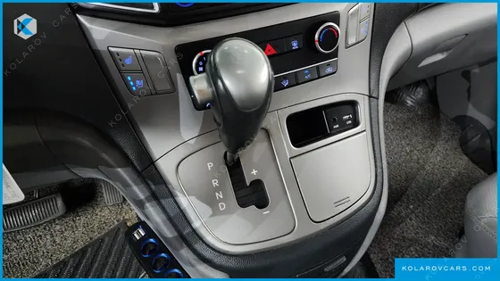 HYUNDAI STAREX VAN 5-SEATER