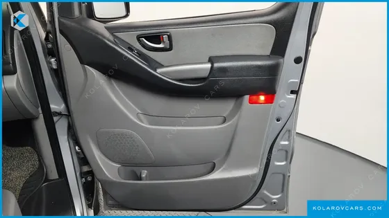 HYUNDAI STAREX VAN 5-SEATER