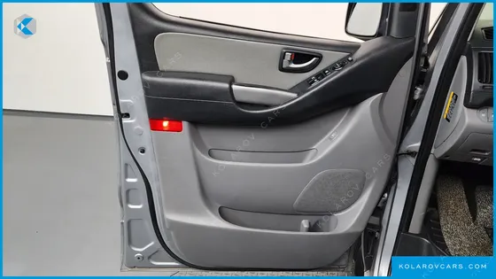 HYUNDAI STAREX VAN 5-SEATER