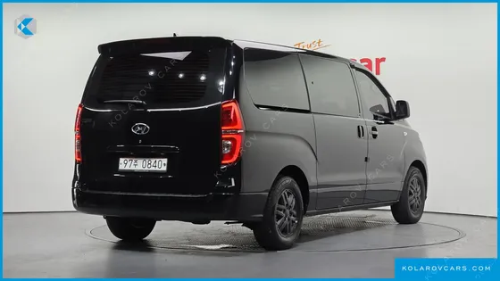 HYUNDAI STAREX VAN 5-SEATER