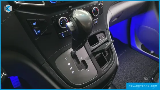HYUNDAI STAREX VAN 5-SEATER