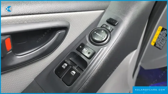 HYUNDAI STAREX VAN 5-SEATER