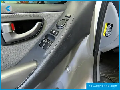 HYUNDAI STAREX VAN 3-SEATER