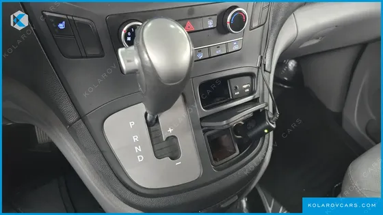 HYUNDAI STAREX VAN 5-SEATER