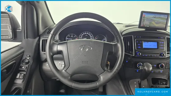 HYUNDAI STAREX VAN 5-SEATER