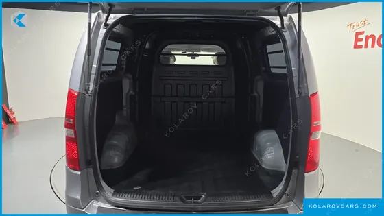 HYUNDAI STAREX VAN 5-SEATER